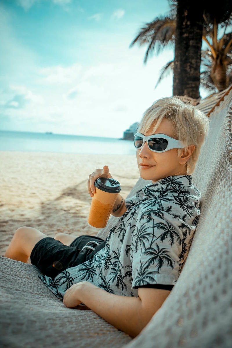 Phong cách thời trang cá tính nổi bật của Lou Hoàng