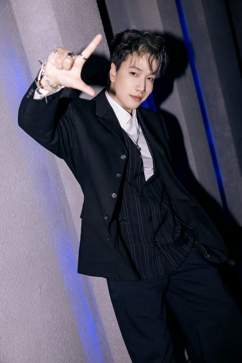 Phong cách thời trang hiện đại của Lou Hoàng làm nền