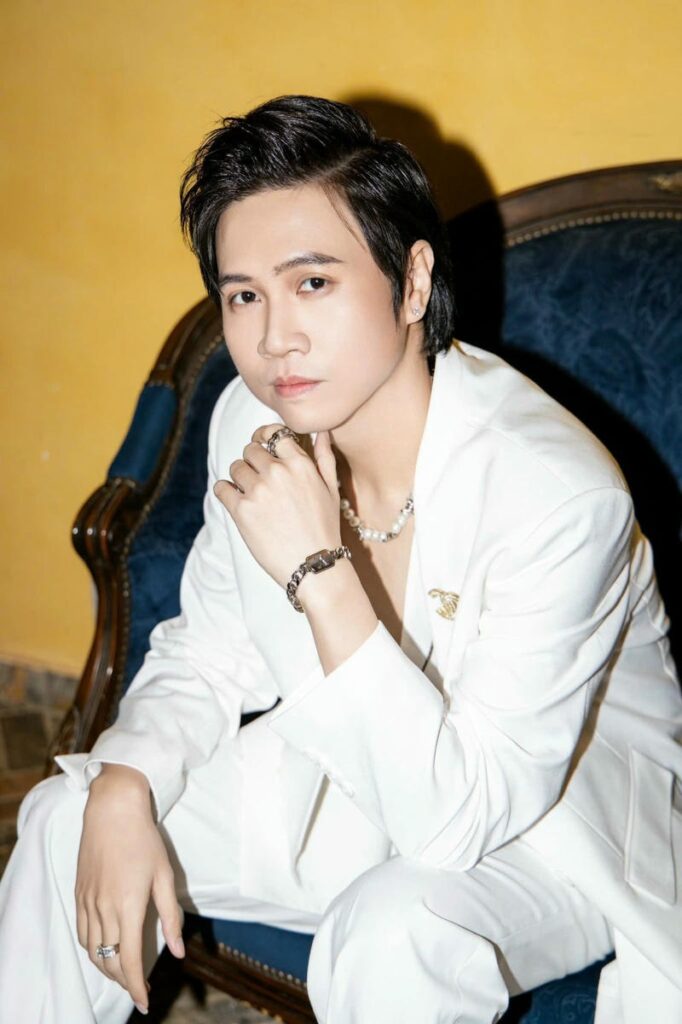 Phong cách thời trang trẻ trung của Vương Anh Tú