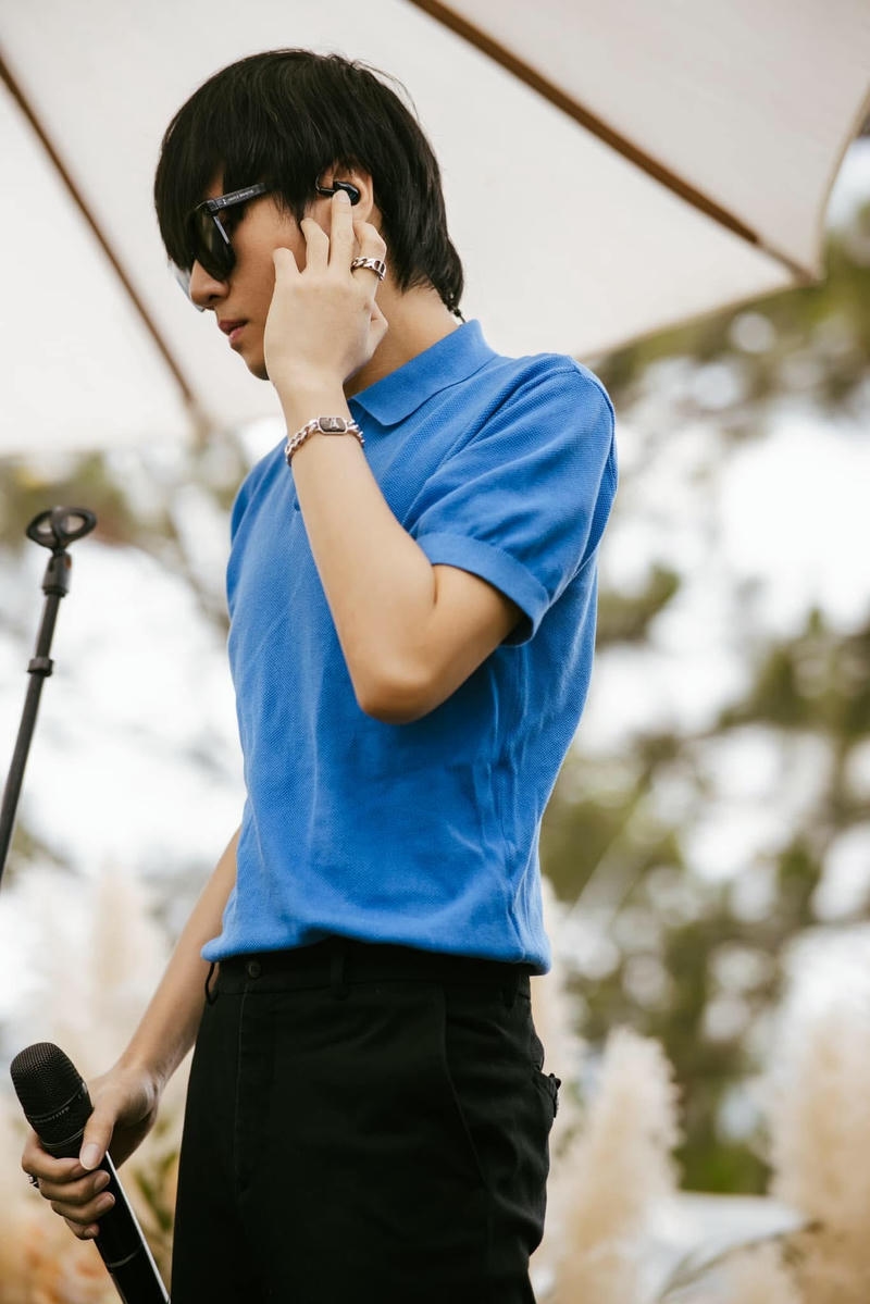 Phong thái điềm tĩnh trong hình nền Vương Anh Tú