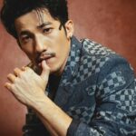 Phong thái tự tin của Liên Bỉnh Phát trong ảnh nền