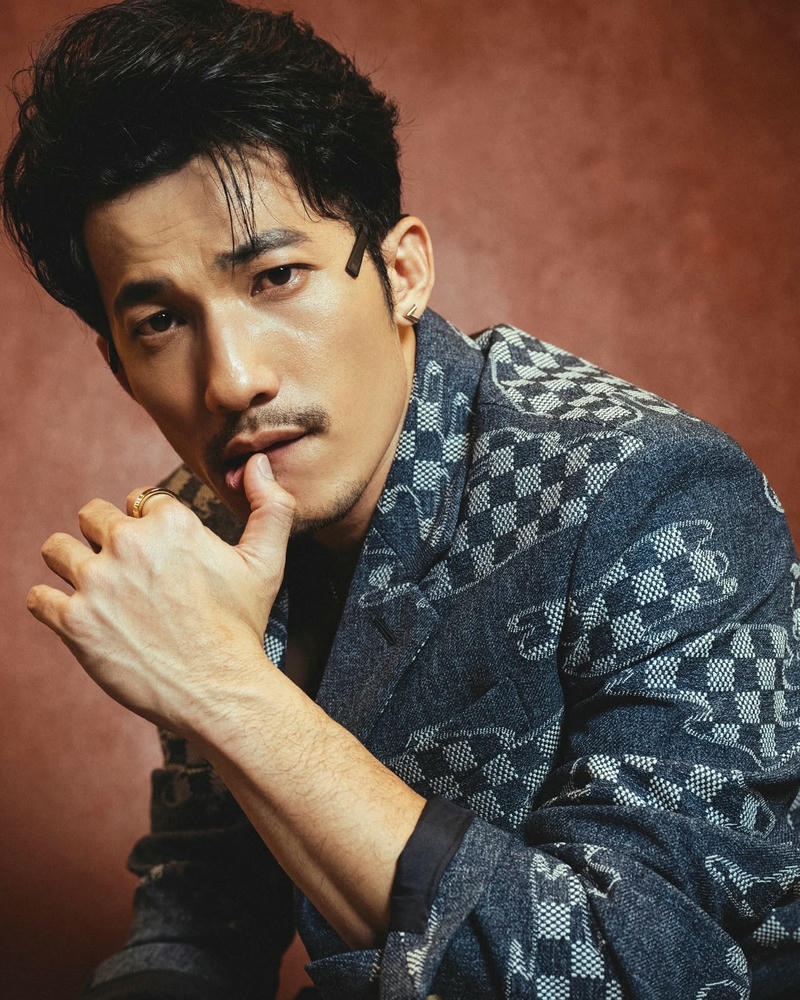 Phong thái tự tin của Liên Bỉnh Phát trong ảnh nền