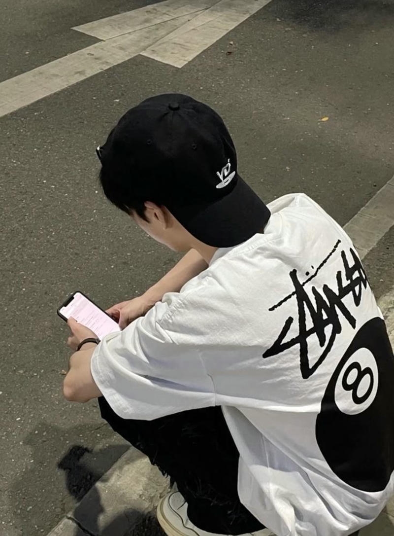 Set đồ đen trắng nổi bật chất ảnh trai phố hiện đại