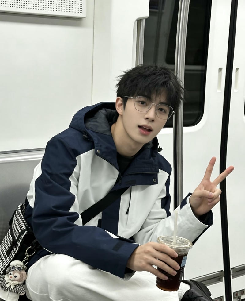 Sự điển trai trai đẹp đeo kính khuôn mặt nam tính nổi bật