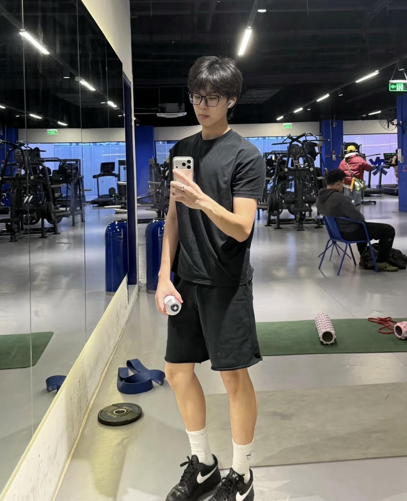 Sức hút trai đẹp đeo kính gương mặt nam tính rõ nét