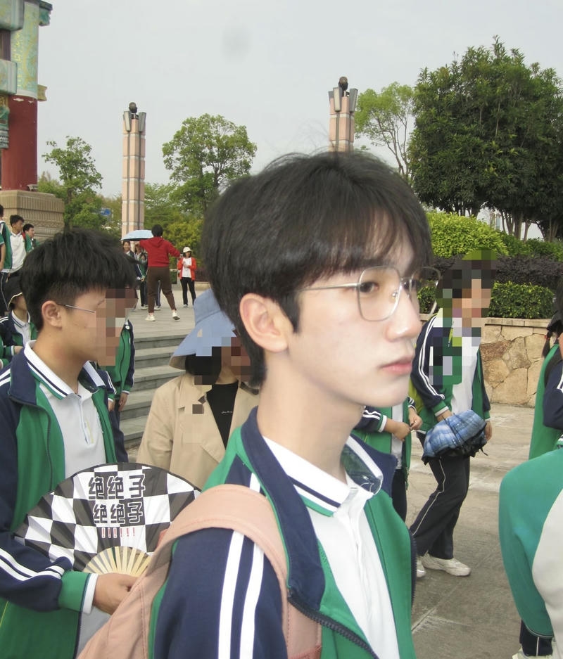 Sức hút trai đẹp đeo kính khuôn mặt nam tính ấn tượng