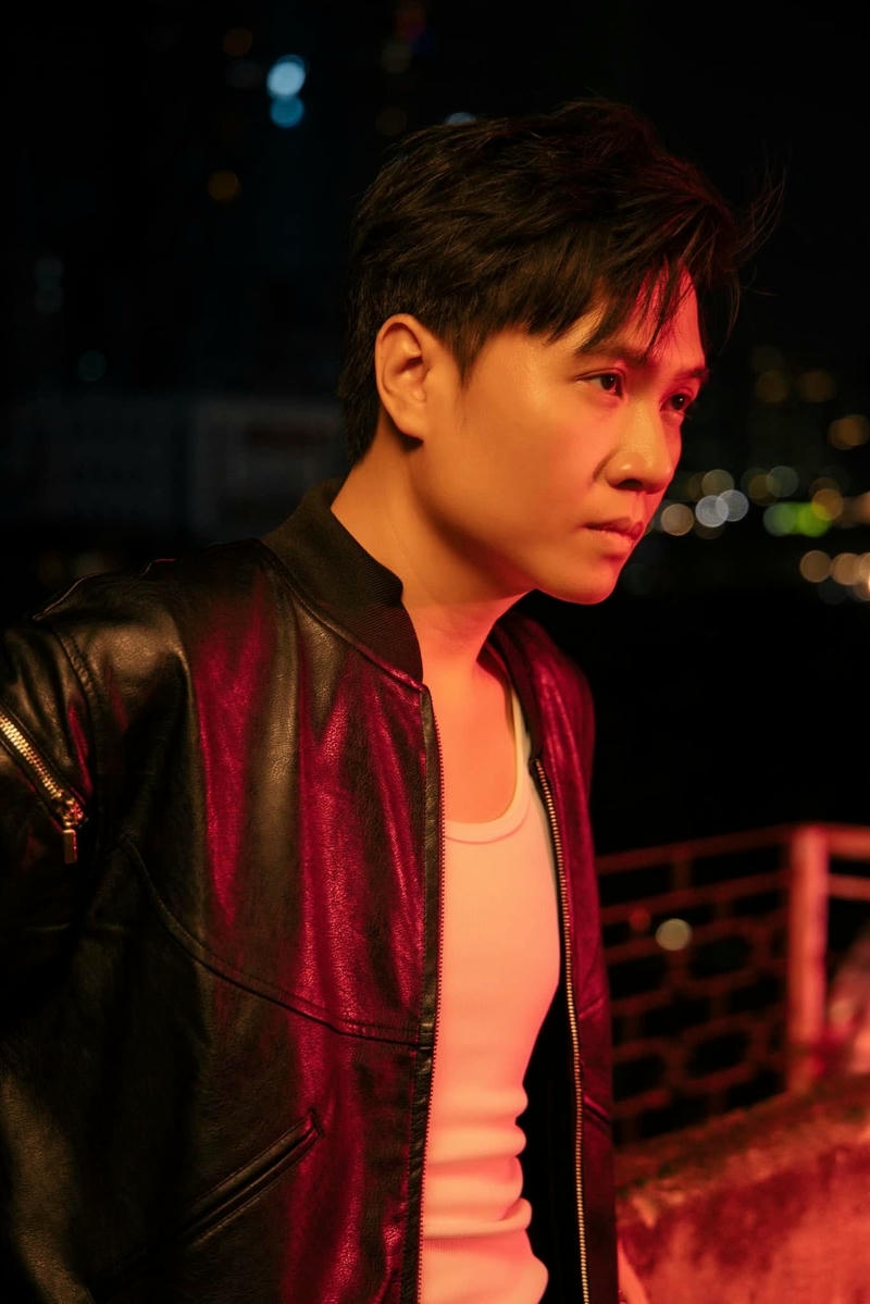 Tạo dáng cá tính hợp làm hình nền Vương Anh Tú ngầu