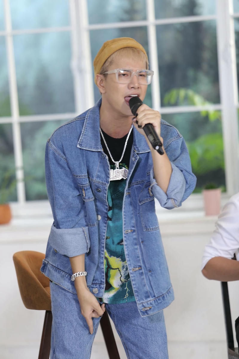 Tạo dáng tự nhiên đầy thần thái hình nền Lou Hoàng