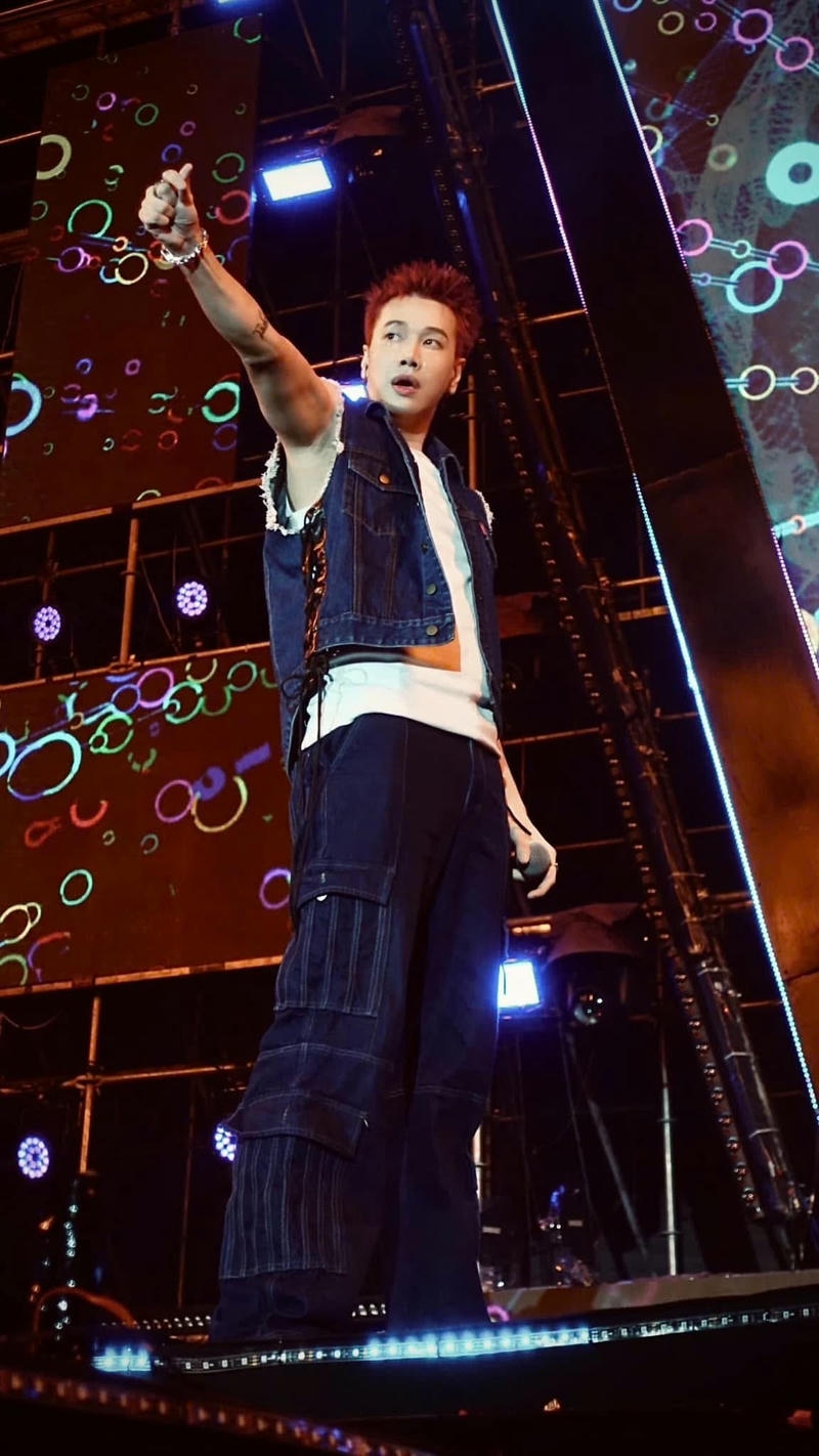 Tạo dáng tự tin phong cách hiện đại của Lou Hoàng