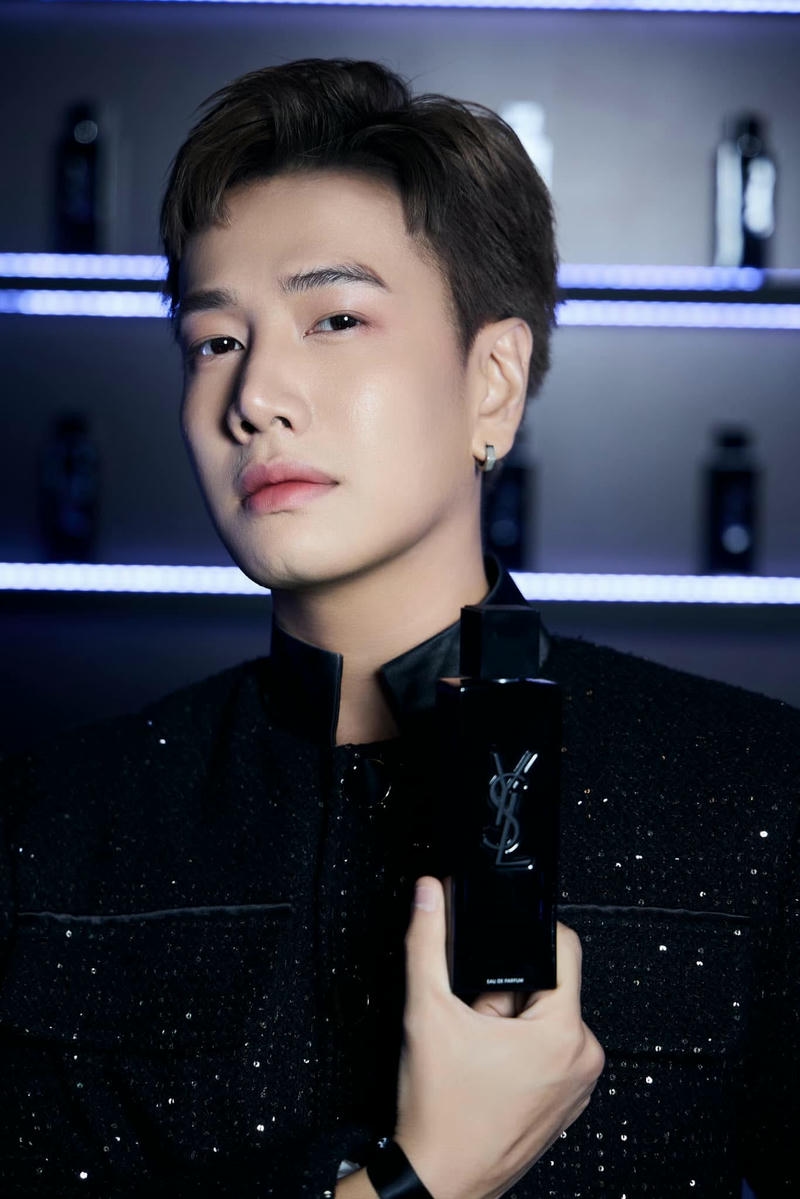 Tạo hình cá tính trong bộ trang phục đen Lou Hoàng