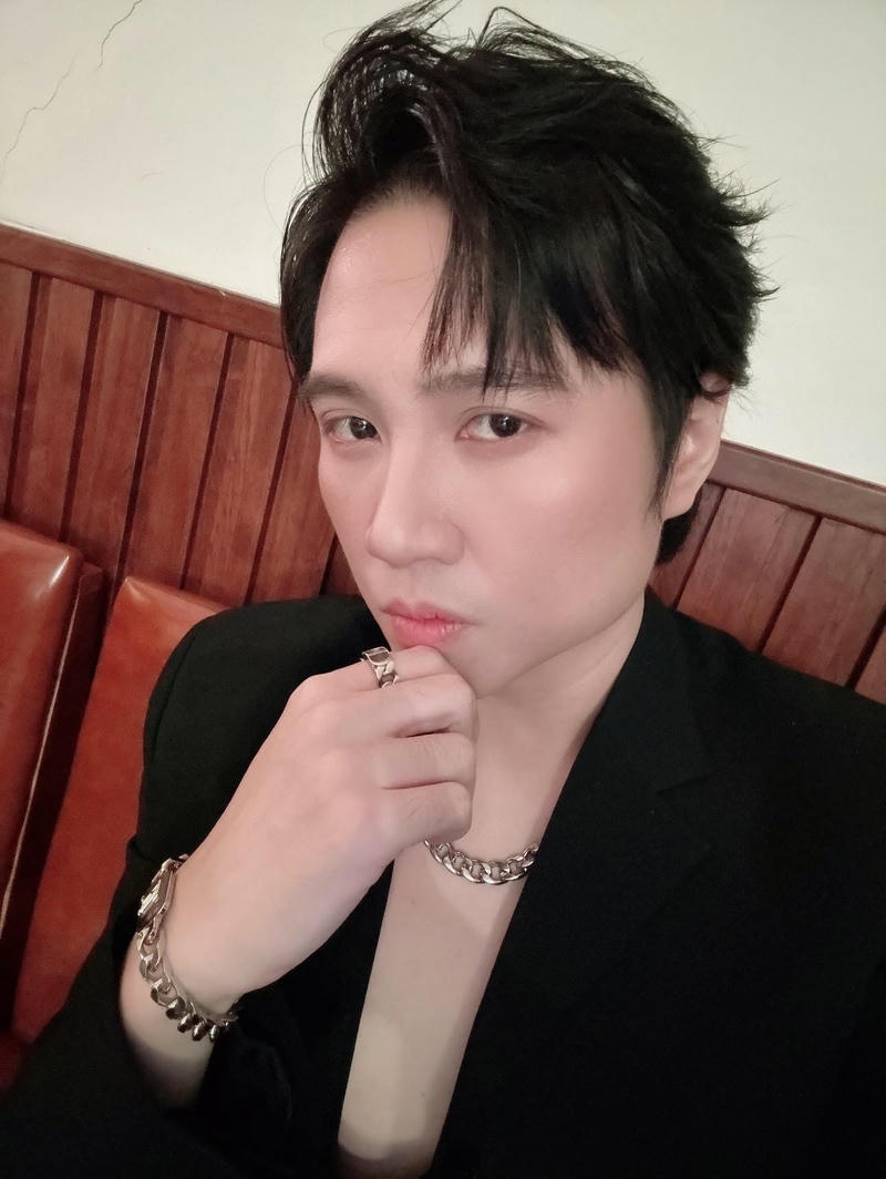 Tạo hình cool ngầu trong hình nền Vương Anh Tú