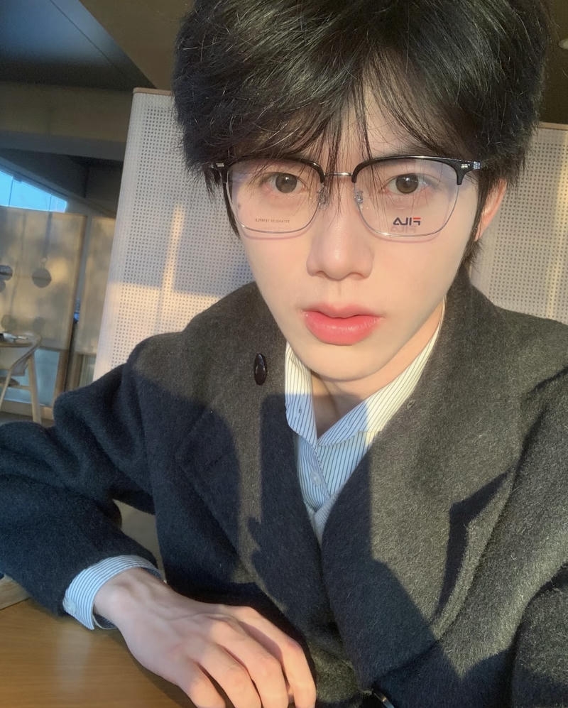 Thần sắc trai đẹp đeo kính gương mặt nam tính nổi bật