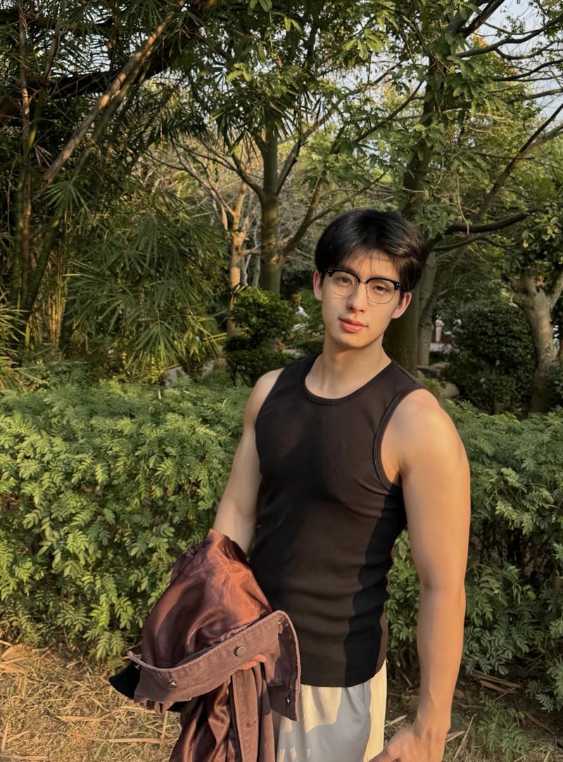 Thần sắc trai đẹp đeo kính khuôn mặt đẹp trai nổi bật