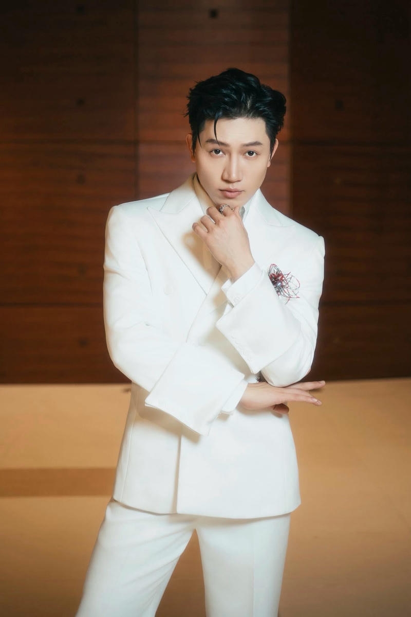 Thần thái mạnh mẽ của Anh Tú Voi Bản Đôn ngầu