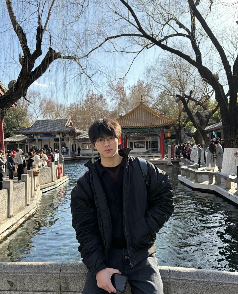 Thần thái trai đẹp đeo kính gương mặt đẹp trai nổi bật