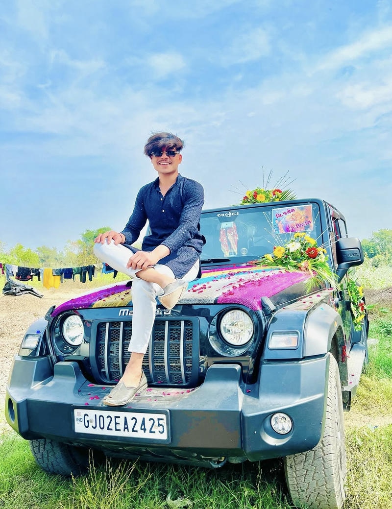 Trai đẹp Ấn Độ ngồi trên ô tô