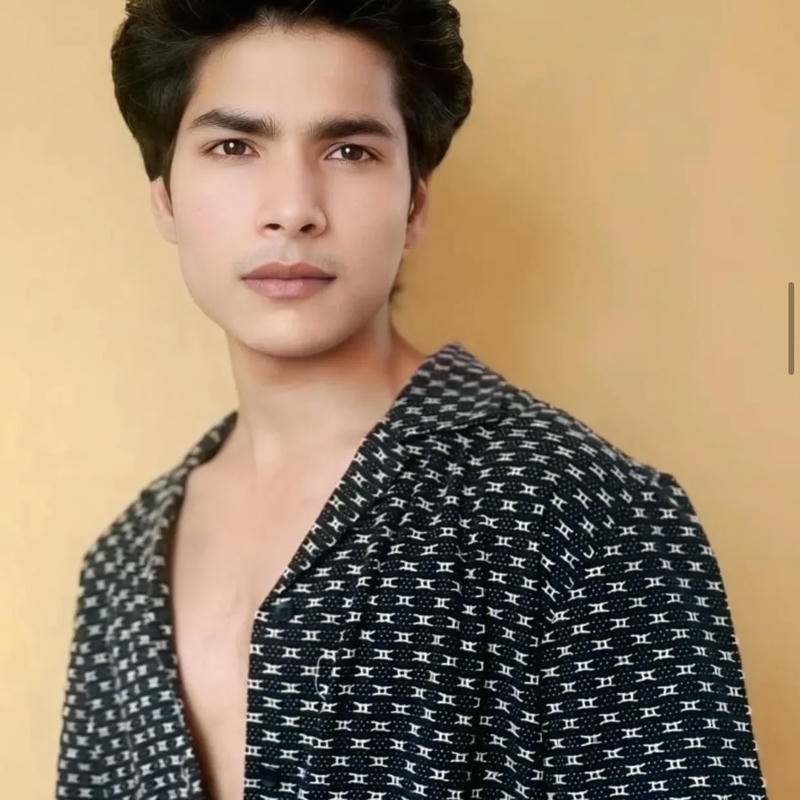 Trai đẹp Ấn Độ thần thái rạng rỡ