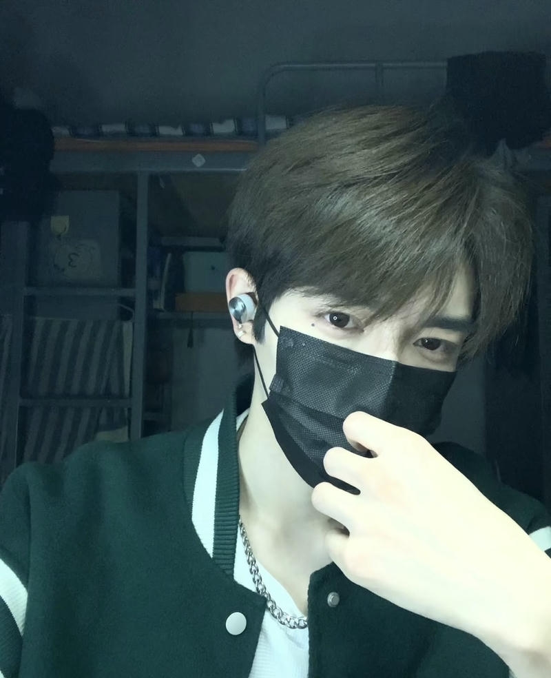 Trai đẹp đeo khẩu trang ánh cực ngầu