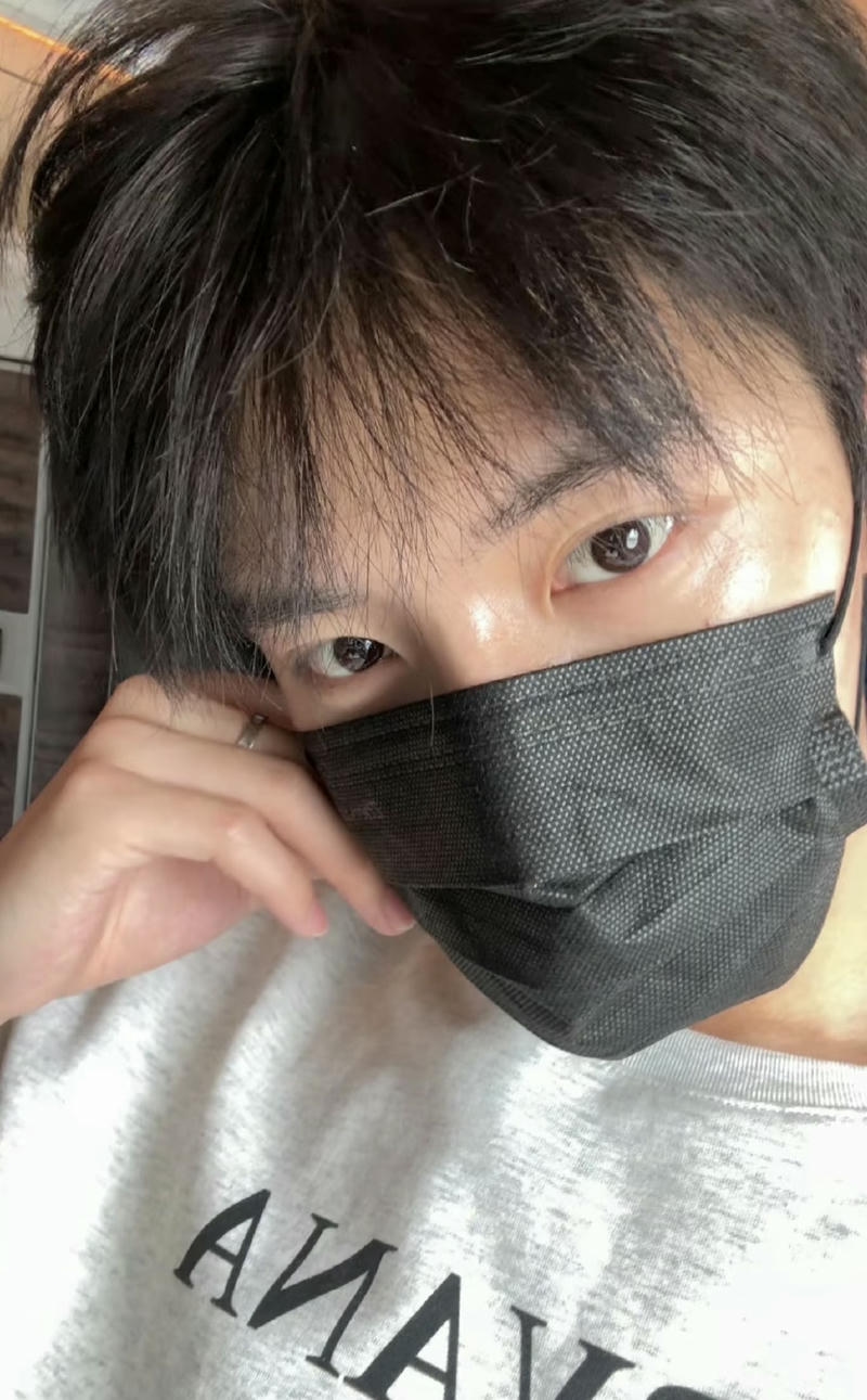 Trai đẹp đeo khẩu trang ánh mắt sâu thẳm