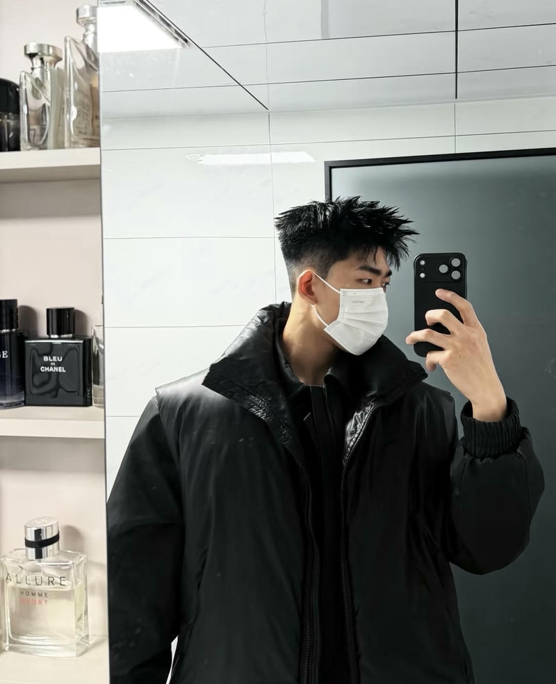 Trai đẹp đeo khẩu trang chụp trước gương đẹp
