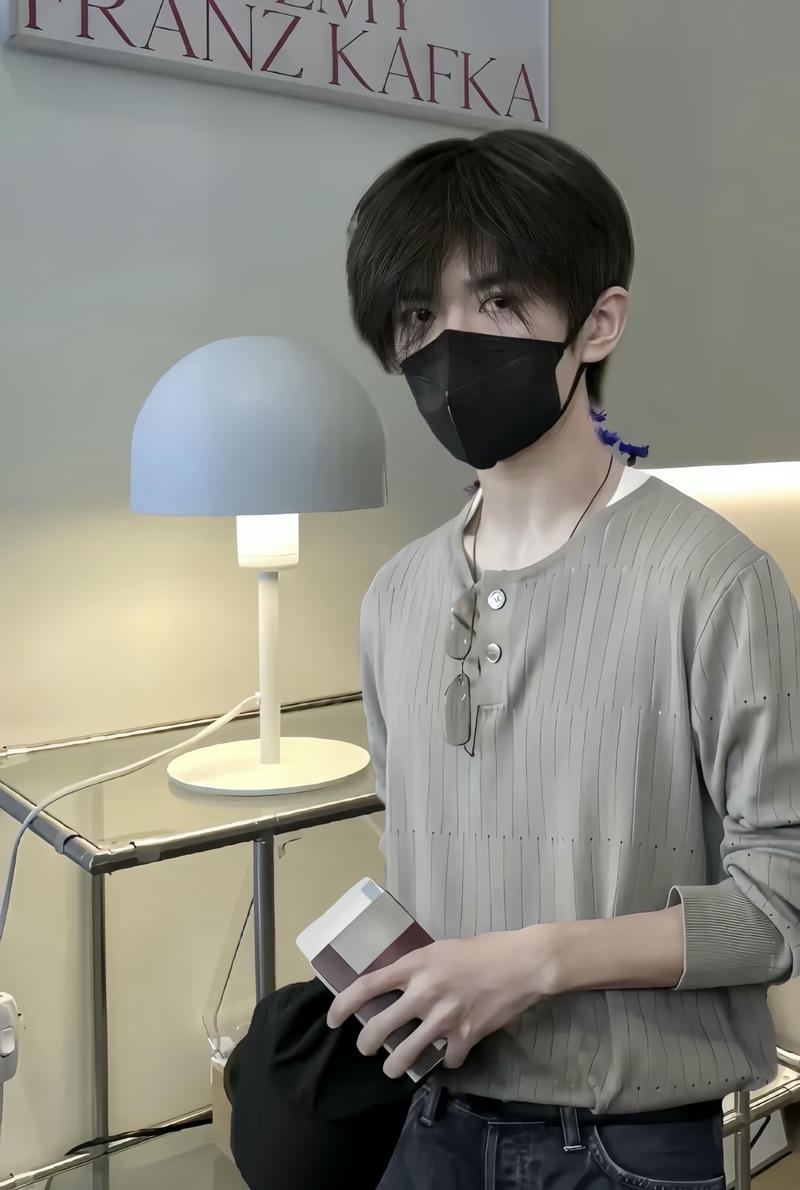 Trai đẹp đeo khẩu trang đen lạnh lùng