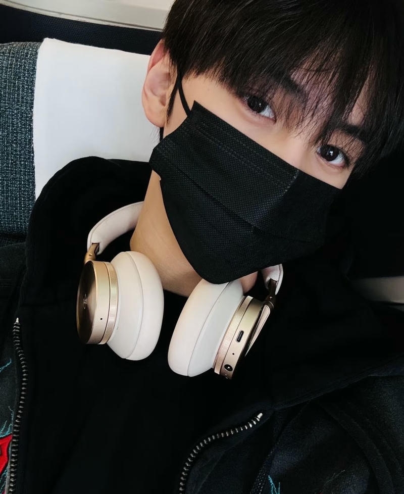 Trai đẹp đeo khẩu trang đep tai nghe