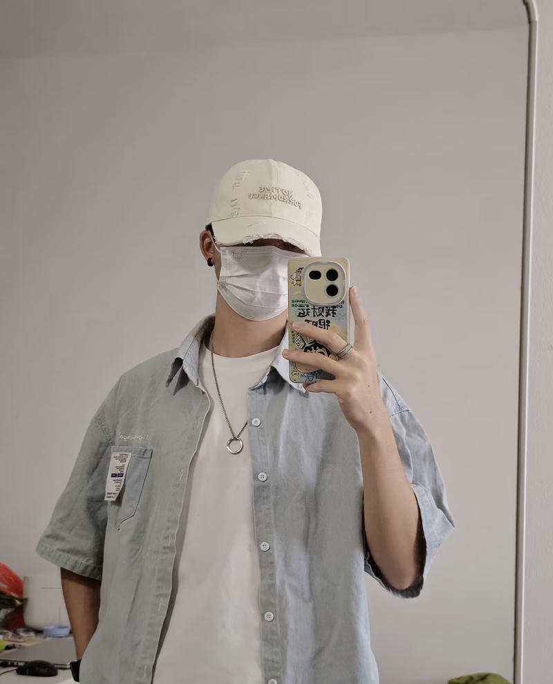 Trai đẹp đeo khẩu trang giấu kín mặt