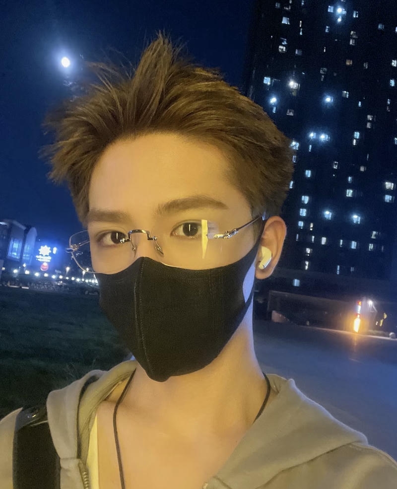 Trai đẹp đeo khẩu trang gương mặt sáng dễ nhìn
