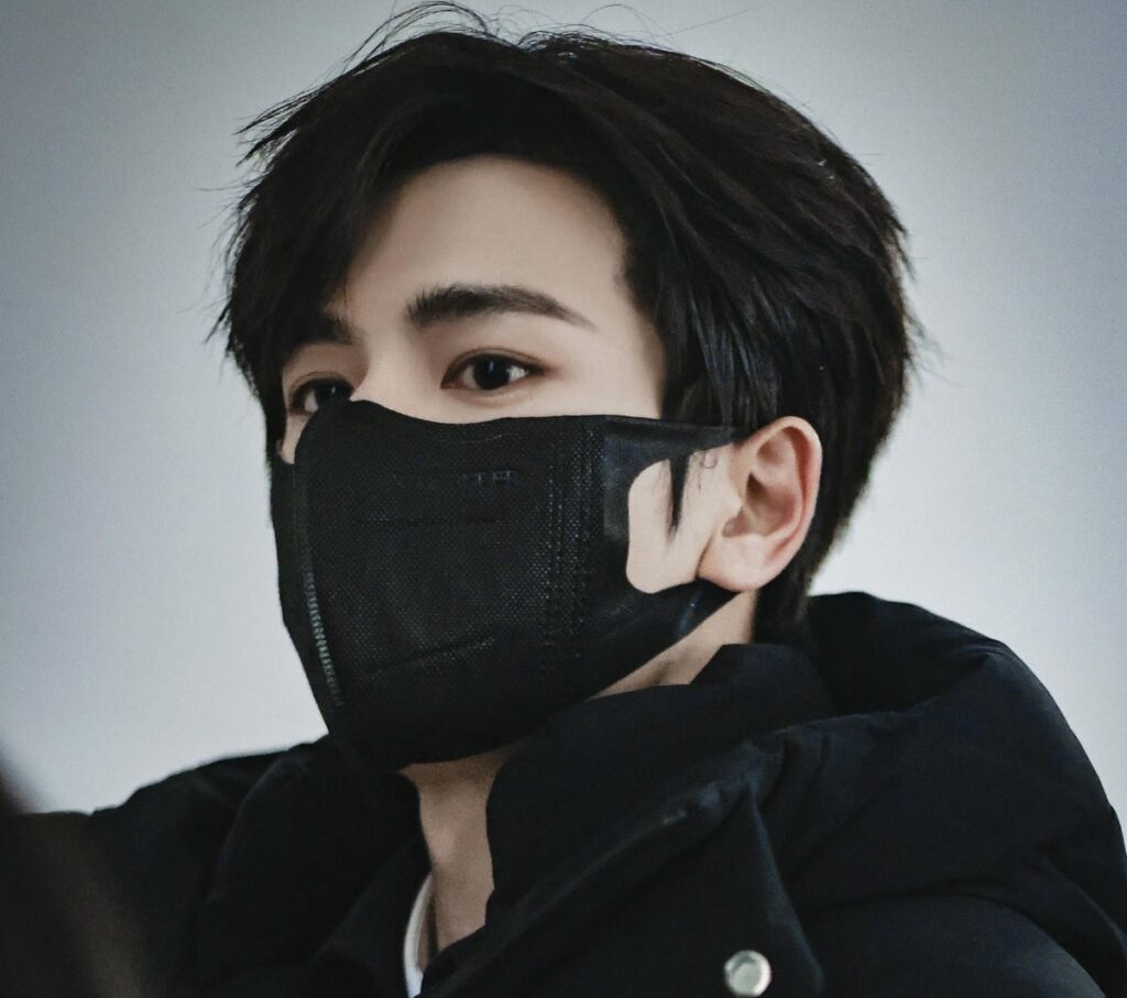 Trai đẹp đeo khẩu trang thumbnail