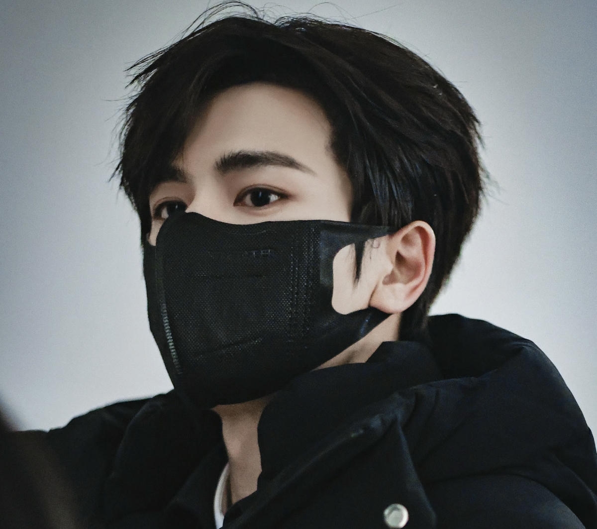 Trai đẹp đeo khẩu trang thumbnail