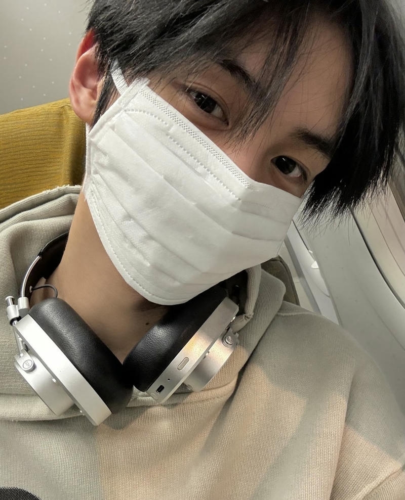 Trai đẹp đeo khẩu trang trắng ánh mắt nổi bật