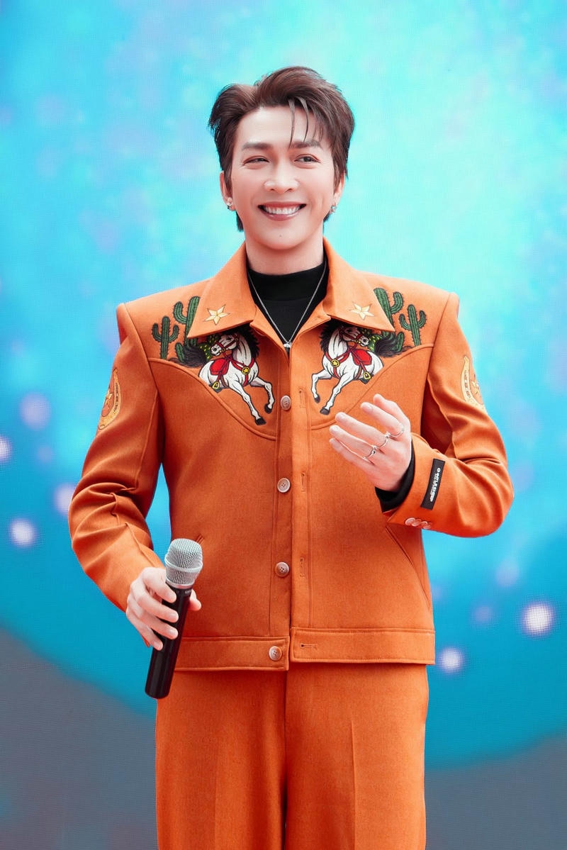 Trang phục lịch lãm trong hình nền Tăng Phúc