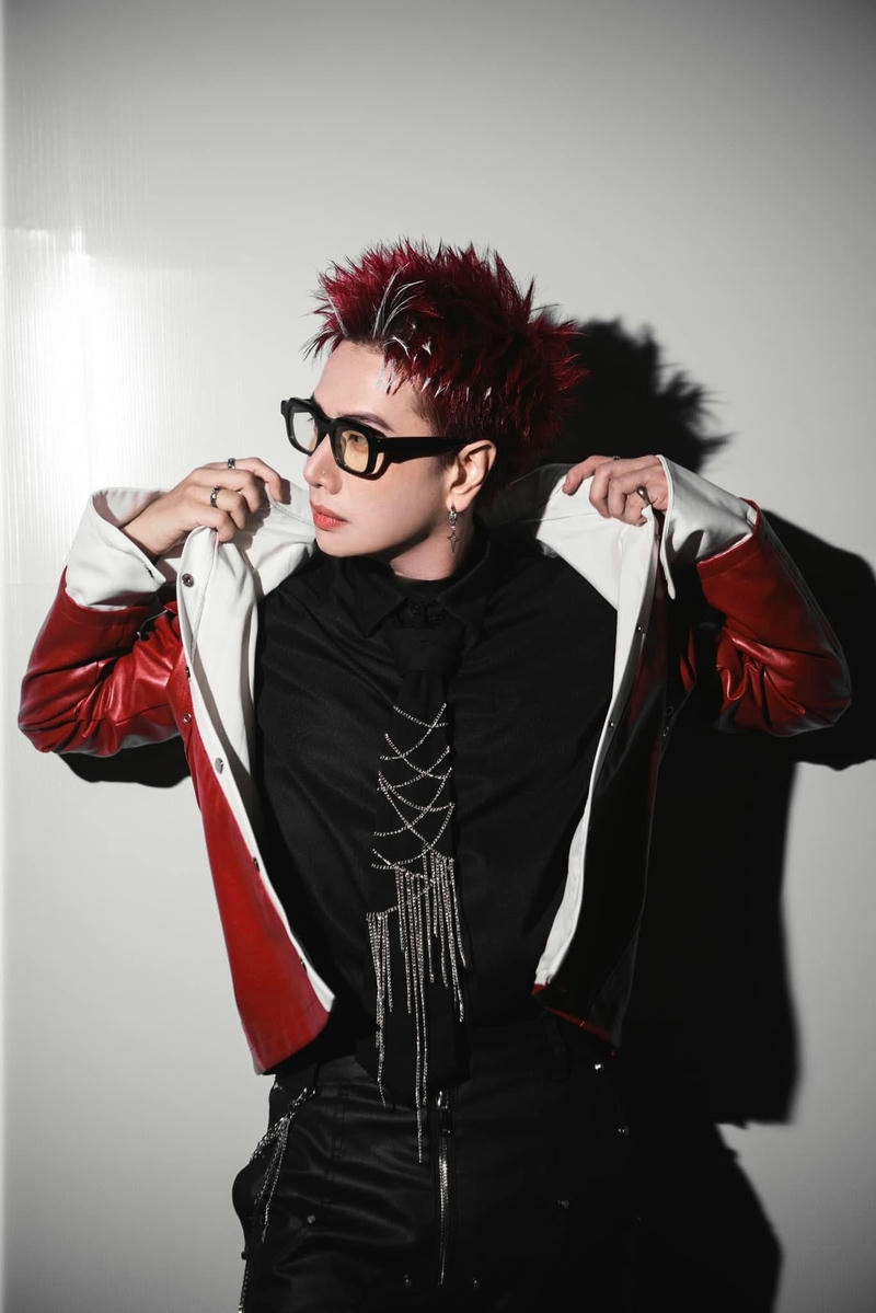 Tư thế tạo dáng tự tin của ca sĩ Lou Hoàng