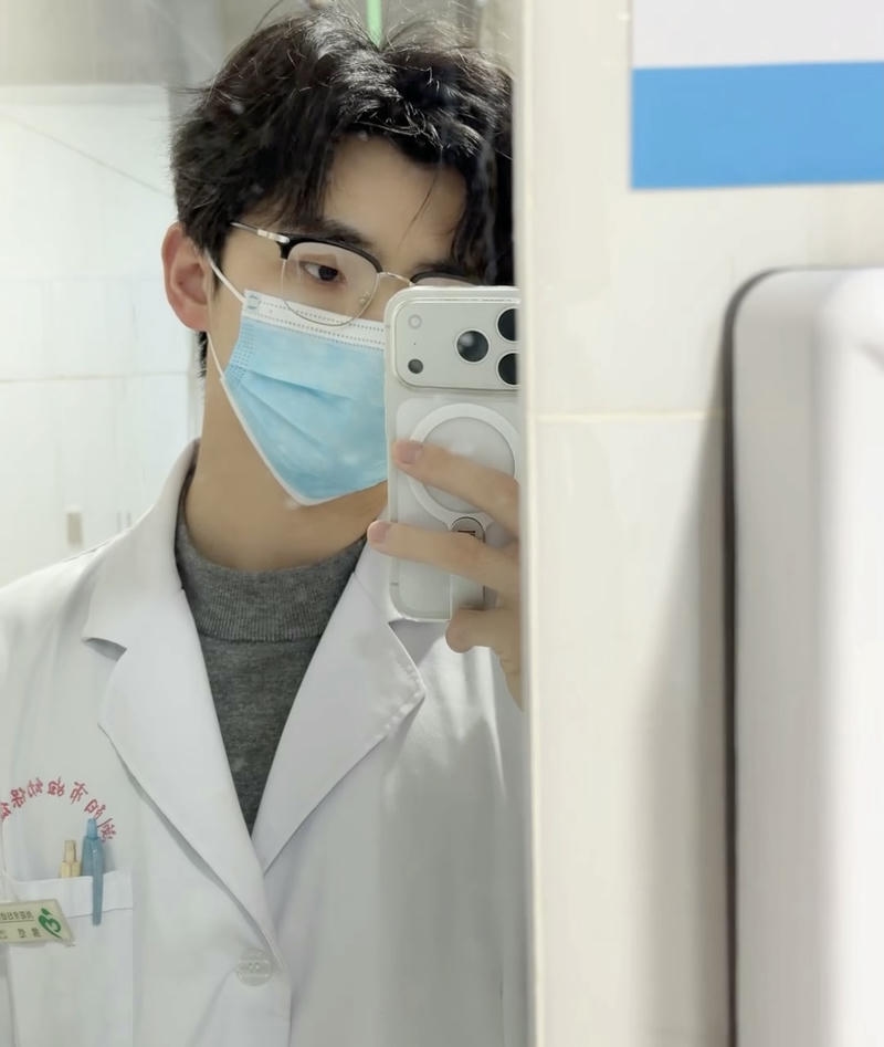 Vẻ lịch thiệp trai đẹp đeo kính làm bác sĩ