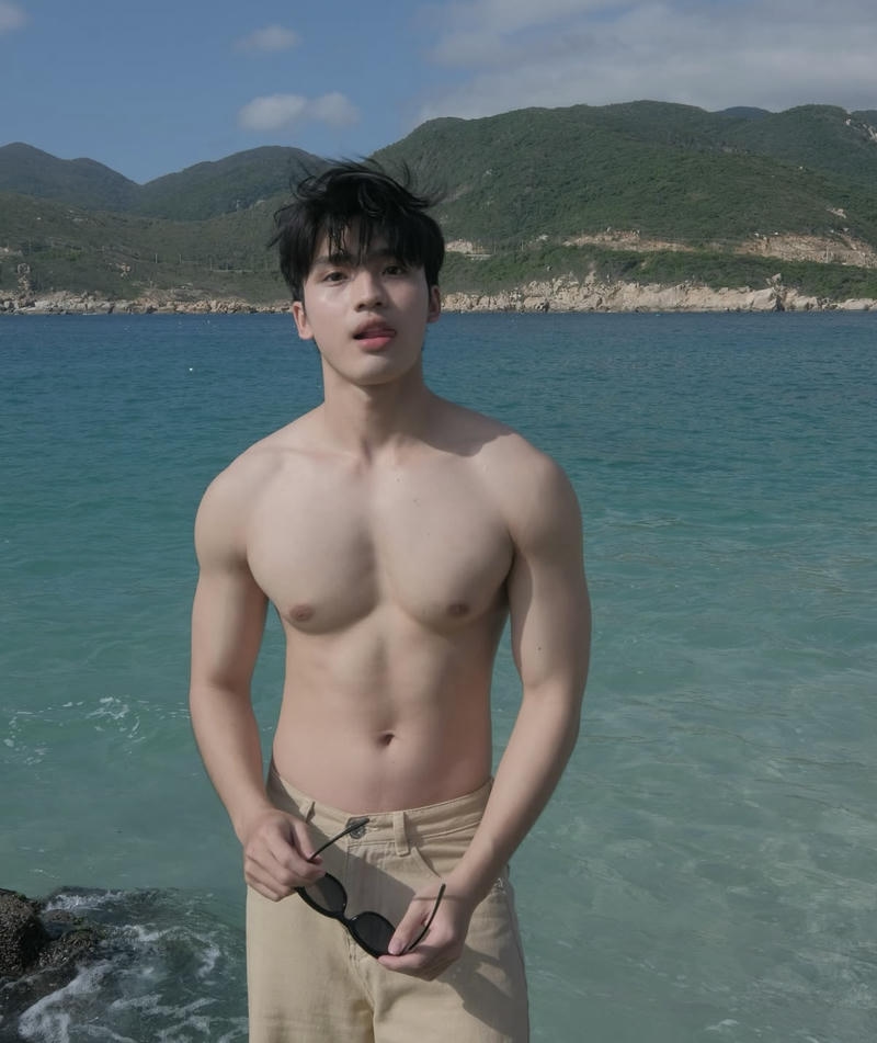 Vẻ mặt trai đẹp Việt Nam ánh nhìn cuốn hút ở biển