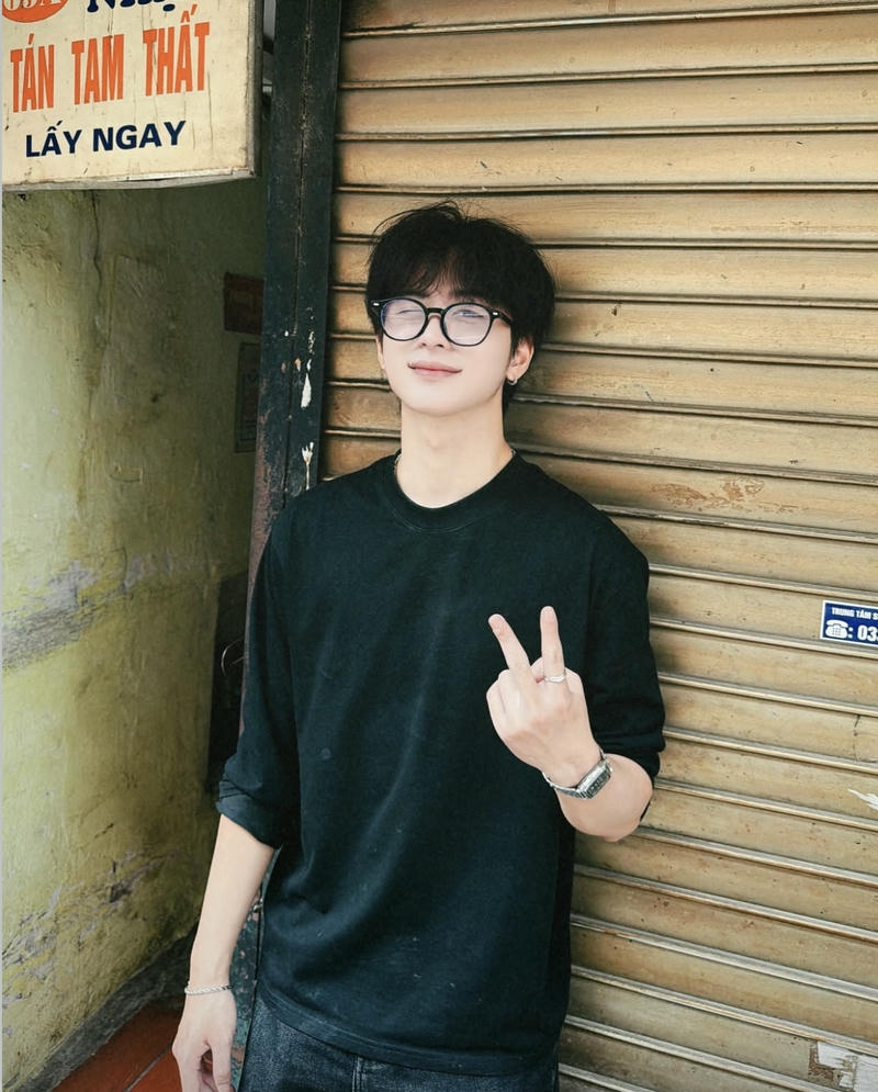 Vẻ mặt trai đẹp Việt Nam nụ cười tươi đeo kính