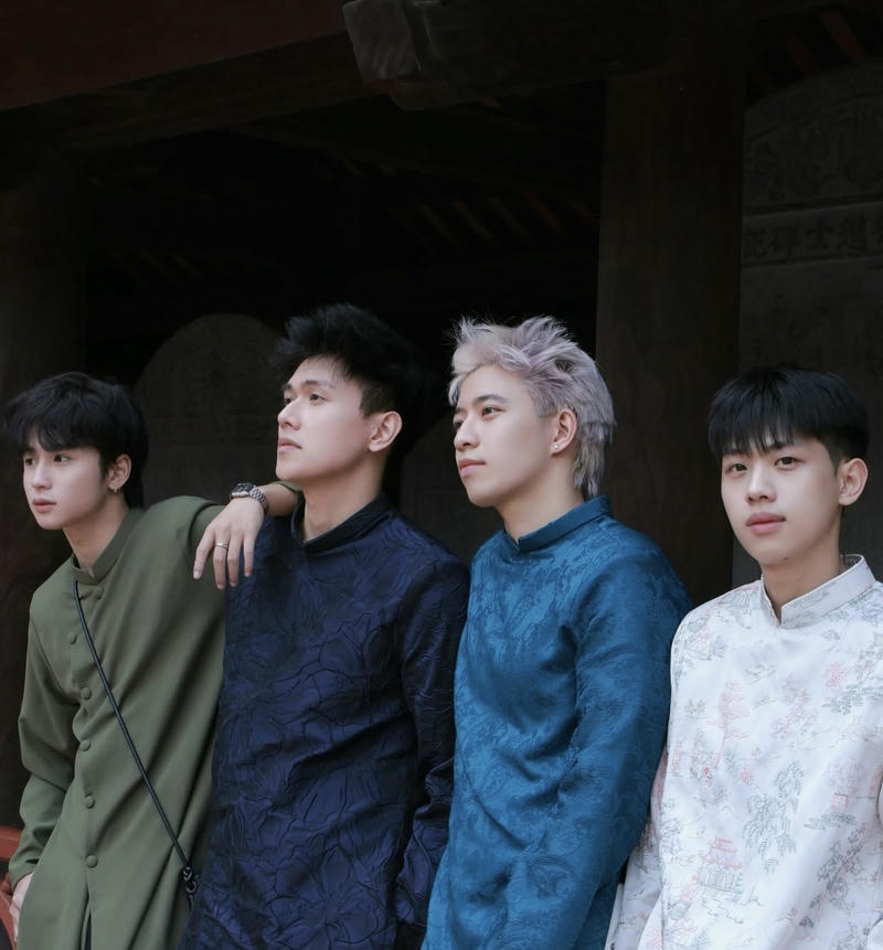 Vẻ ngoài của 4 trai đẹp Việt Nam trong bộ áo dài