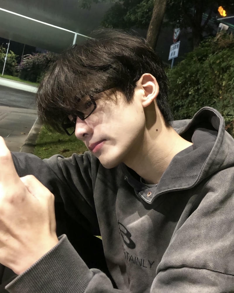 Vẻ thanh lịch trai đẹp đeo kính khuôn mặt đẹp trai sáng