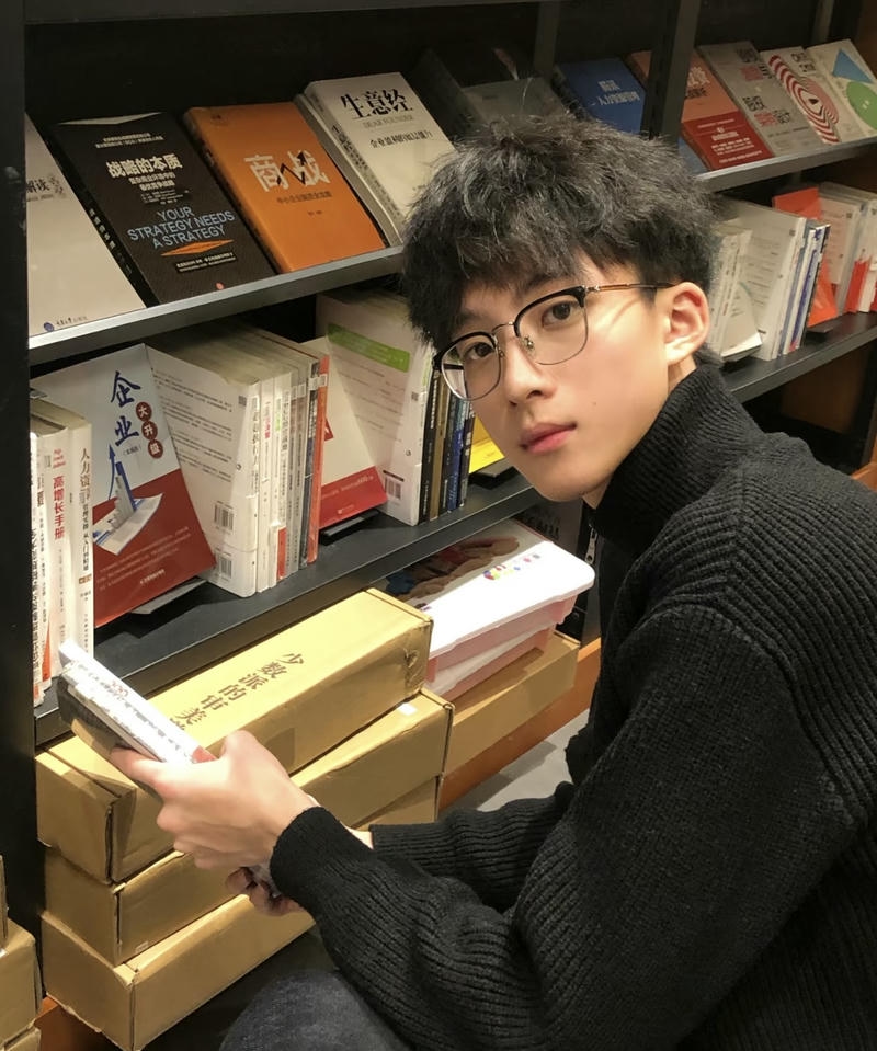 Vẻ tri thức trai đẹp đeo kính khuôn mặt sáng ưa nhìn