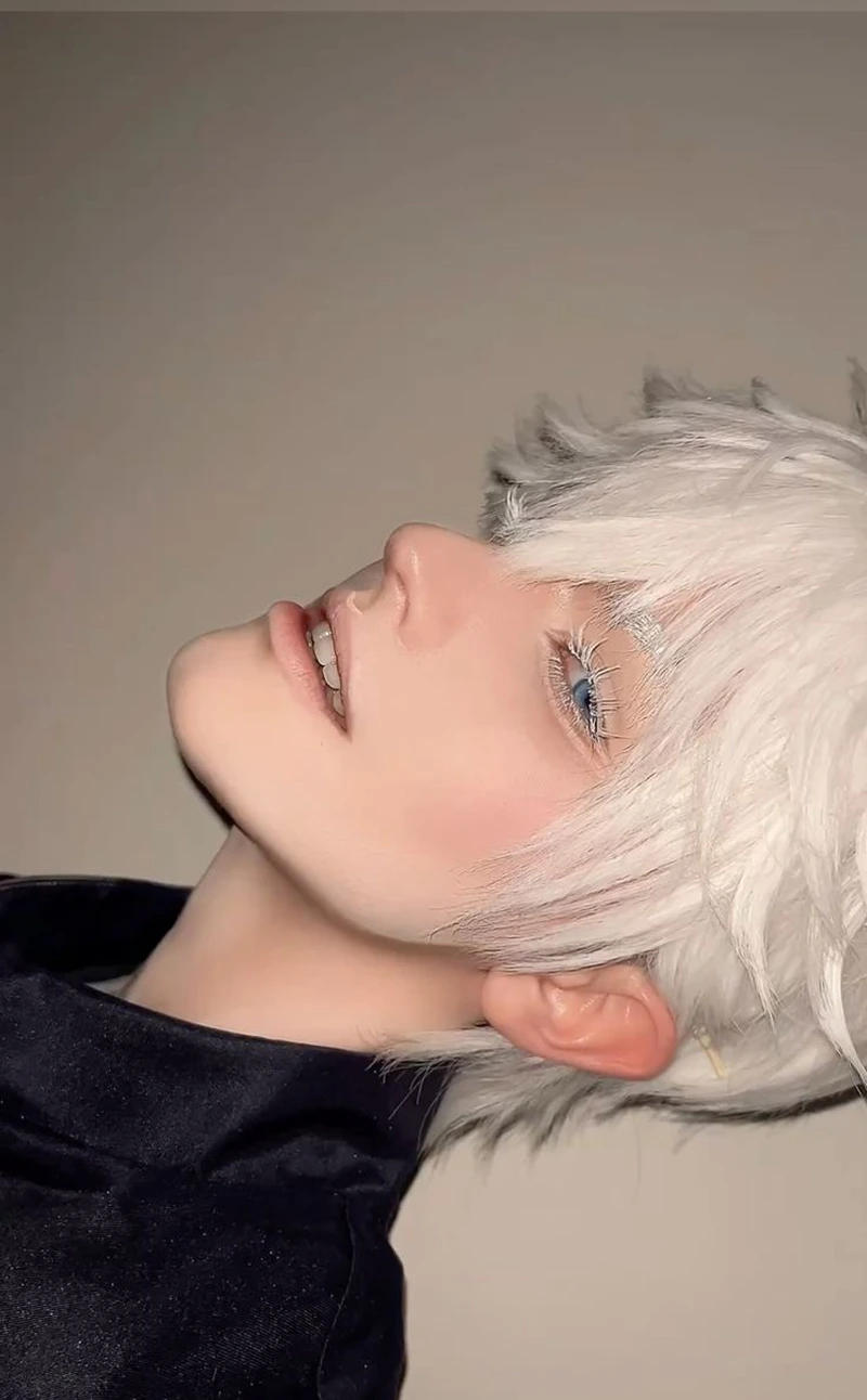 Ấn tượng Gojo cosplay pose hành động cực ngầu nam tính