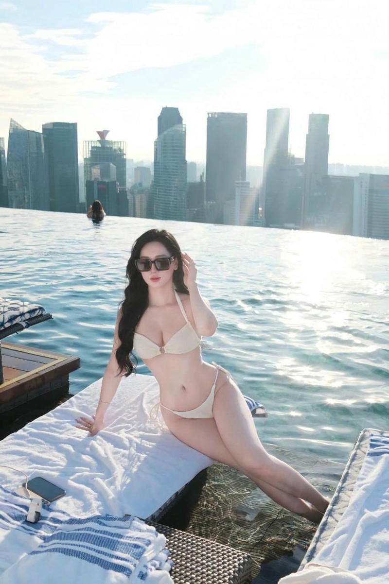 Ảnh gái xinh mặc bikini 2 mảnh tạo dáng cuốn