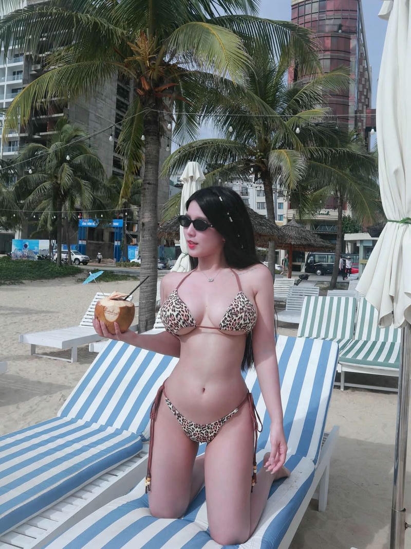 Ảnh gái xinh mặc bikini 2 mảnh thần thái hút