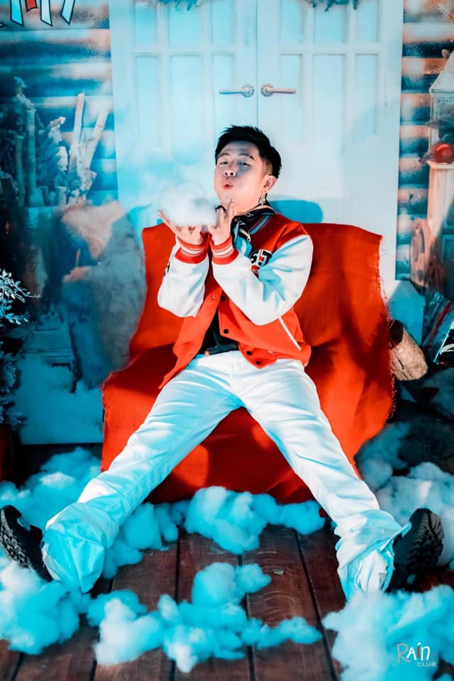 Ánh nhìn sắc sảo tạo điểm nhấn hình nền Ricky Star