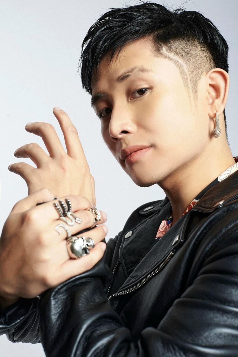 Ánh sáng tương phản làm nổi bật hình nền Ricky Star