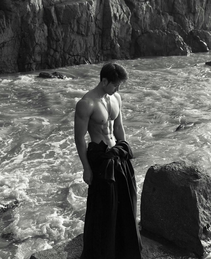 Ảnh trai 6 múi che mặt làm nền điện thoại