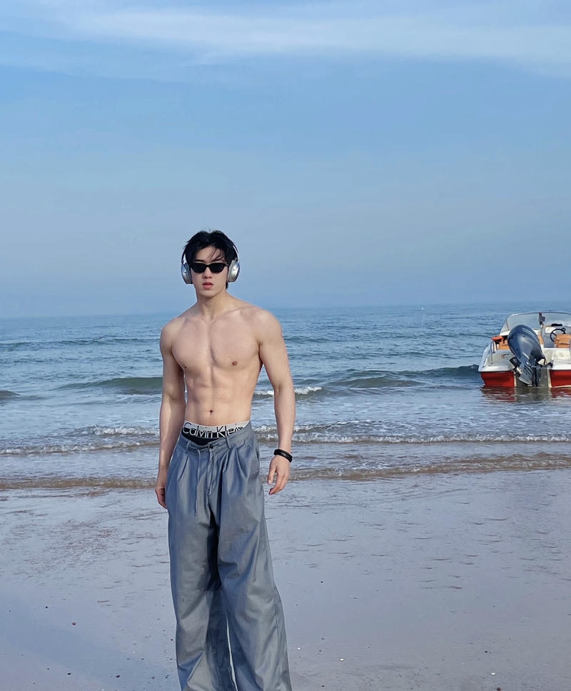 Ảnh trai 6 múi rõ nét trong ánh sáng nhẹ