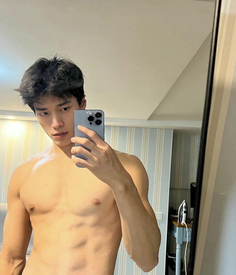 Ảnh trai 6 múi trong không gian rộng