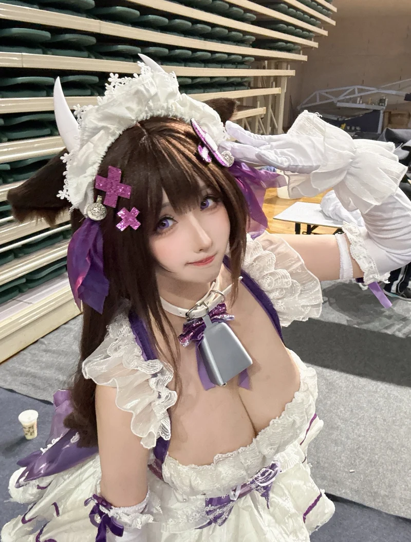 Áo lưới mỏng của Rioko cosplay để lộ đường nét hấp dẫn