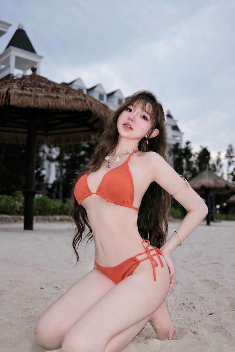 Bikini hai mảnh phong vị hè của gái xinh Việt
