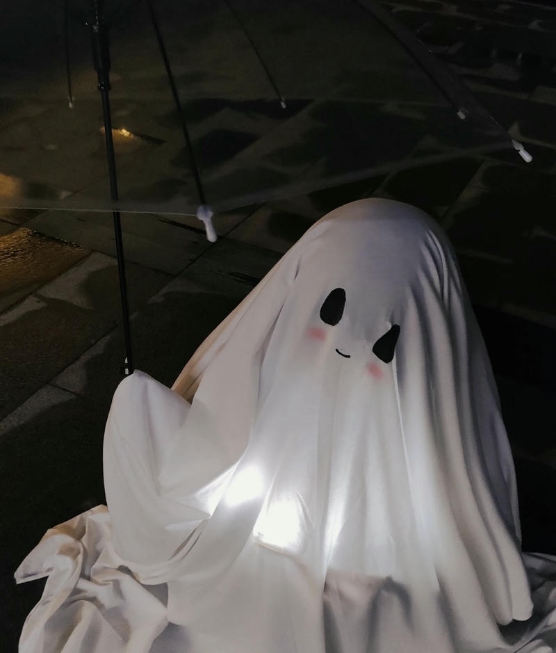 Bóng ma hoạt hình đáng yêu với biểu cảm tinh nghịch dễ thương